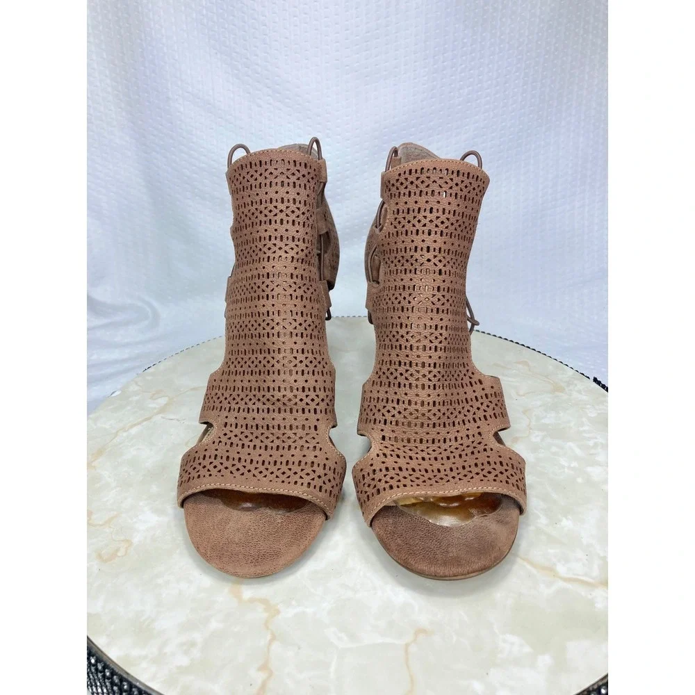 Vince Camuto Corbina Laser Cut Block Heel Sandals Womens 9.5 Brown Leather Chic